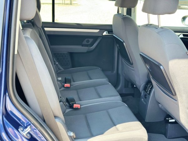 Durres, shitet makine VOLKSWAGEN TOURAN 1.9 Nafte, blu e errët manuale Klima