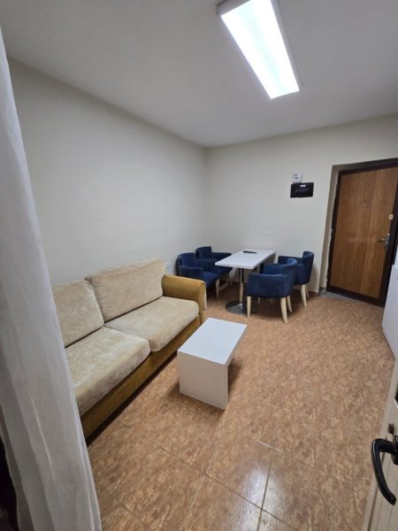 🏠 JEPET ME QIRA – APARTAMENT 1+1 NE  MINE PEZA AFER ZOGUT TE ZI ,PER 3 VETA  450 €