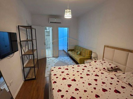 Tirane, jepet me qera apartament 2+1+Ballkon Kati 2, 93 m² 750 €
