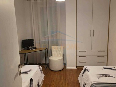 Tirane, jepet me qera apartament 2+1+Ballkon Kati 2, 93 m² 750 €