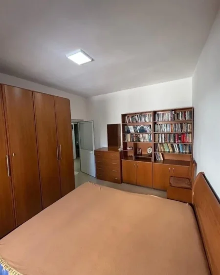 Tirane, jepet me qera apartament 2+1 , 70 € (Blloku)