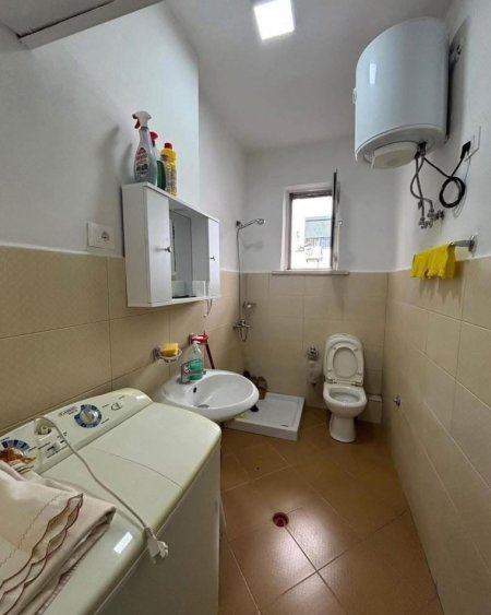 Tirane, jepet me qera apartament 2+1 , 70 € (Blloku)