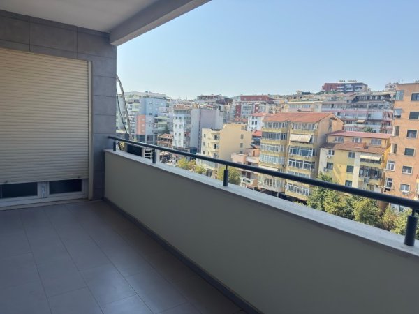 Tirane, jepet me qera apartament 2+1 Kati 7, 120 m² 