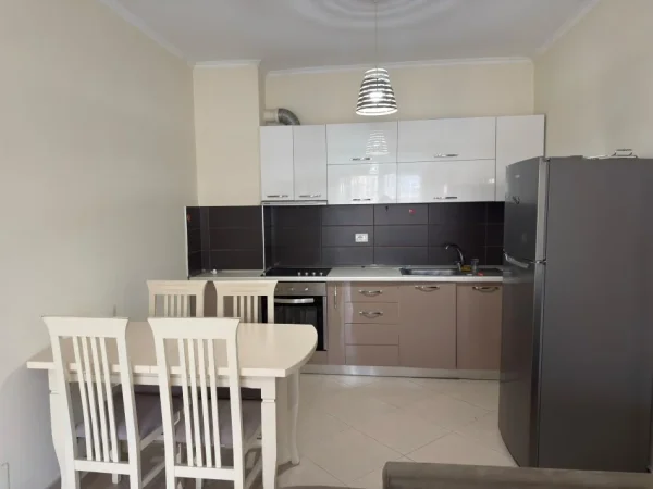 Tirane, jepet me qera apartament 2+1 Kati 4, 110 m² 950 € 