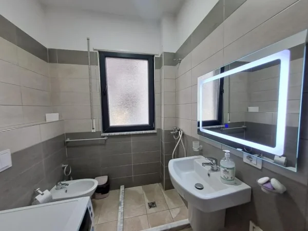 Tirane, shitet apartament 2+1 Kati 1, 85 m² 