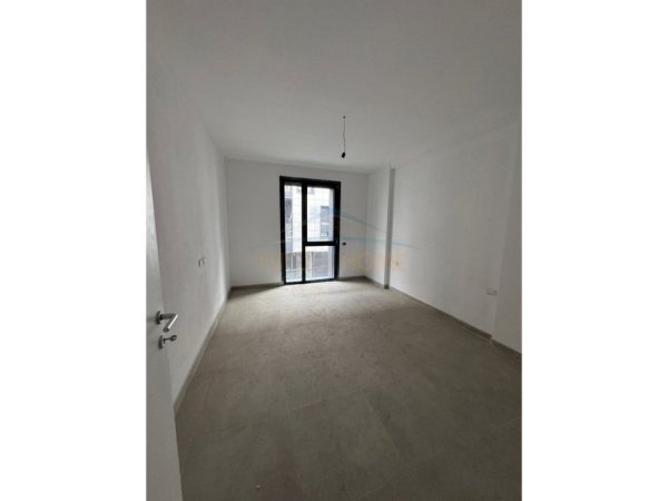 Tirane, jepet me qera apartament 1+1+Ballkon Kati 1, 71 m² 500 € (Liqeni i That)