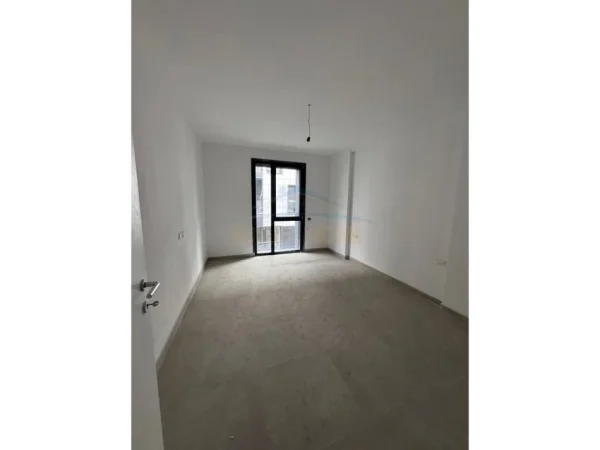 Tirane, jepet me qera apartament 1+1+Ballkon Kati 1, 71 m² 500 € (Liqeni i That)