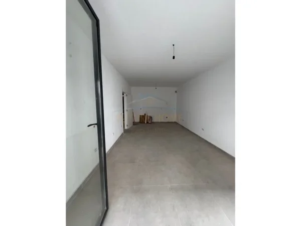 Tirane, jepet me qera apartament 1+1+Ballkon Kati 1, 71 m² 500 € (Liqeni i That)