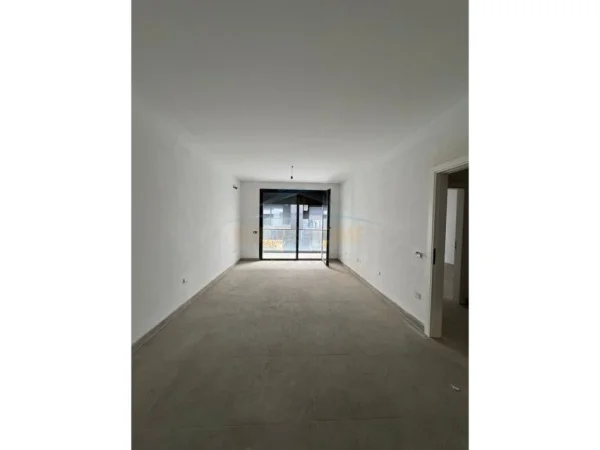 Tirane, jepet me qera apartament 1+1+Ballkon Kati 1, 71 m² 500 € (Liqeni i That)