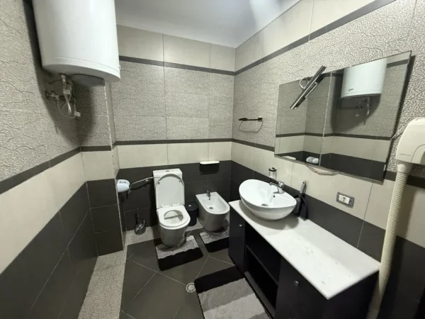 Tirane, jepet me qera apartament 1+1 Kati 6, 100 m² 600 € (astir)