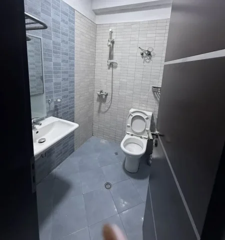 Tirane, jepet me qera apartament 1+1 Kati 6, 100 m² 600 € (astir)