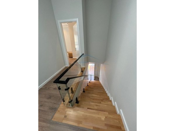 Tirane, jepet me qera Vile 2+1 Kati 0, 107 m² 1.000 € (Fresku)