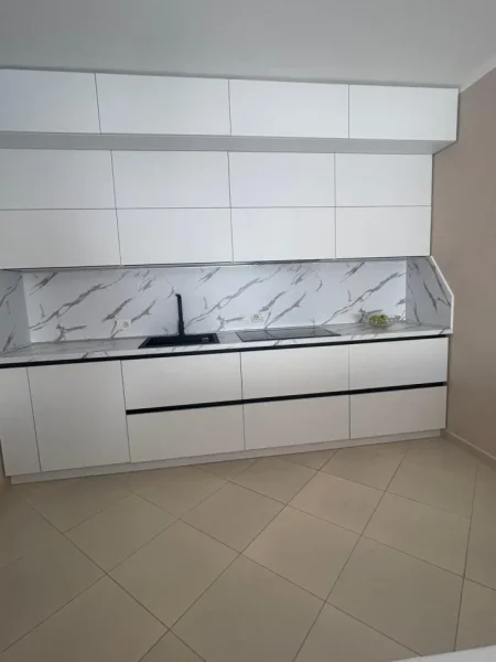 Durres, jepet me qera apartament 2+1+Ballkon Kati 4, 111 m² 400 € (BAR CORNER POLICIA PALLAT I RI ME ASHENSOR)