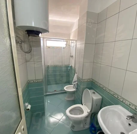 Durres, jepet me qera apartament 2+1+Ballkon Kati 4, 111 m² 400 € (BAR CORNER POLICIA PALLAT I RI ME ASHENSOR)