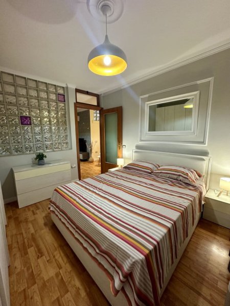 Tirane, jepet me qera apartament 1+1+Ballkon Kati 5, 70 m² 670 € (bllok)