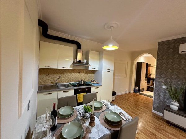 Tirane, jepet me qera apartament 1+1+Ballkon Kati 5, 70 m² 670 € (bllok)
