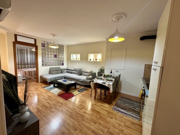 Tirane, jepet me qera apartament 1+1+Ballkon Kati 5, 70 m² 670 € (bllok)