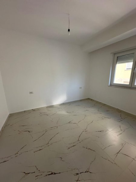 Tirane, jepet me qera ambjent biznesi Kati 2, 110 m² 850 € (Rruga Mine Peza)