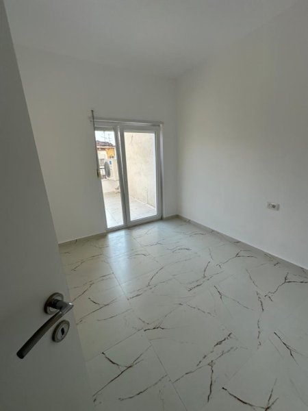 Tirane, jepet me qera ambjent biznesi Kati 2, 110 m² 850 € (Rruga Mine Peza)