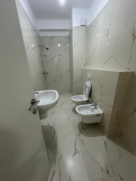 Tirane, jepet me qera ambjent biznesi Kati 2, 110 m² 850 € (Rruga Mine Peza)