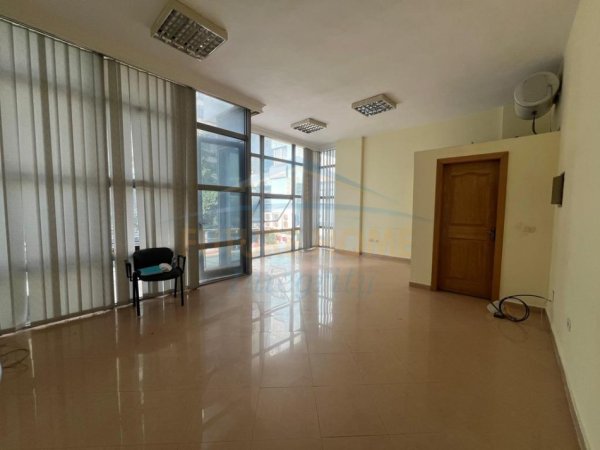Tirane, jepet me qera zyre Kati 1, 44 m² 460 € 