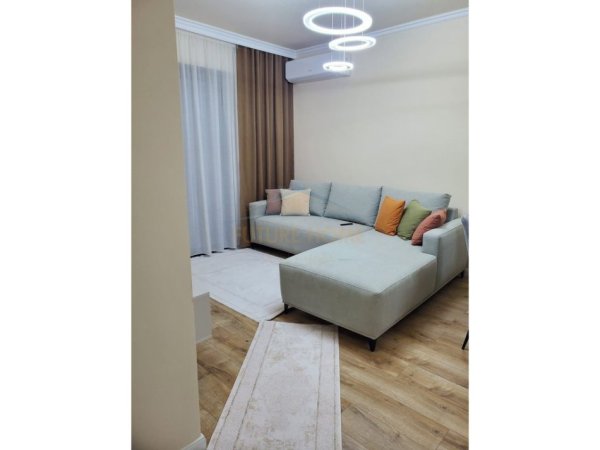 Tirane, jepet me qera apartament 1+1+Ballkon Kati 4, 68 m² 1.000 € (Liqeni i Thate)
