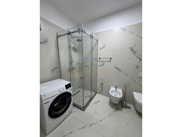 Tirane, jepet me qera apartament 1+1+Ballkon Kati 4, 68 m² 1.000 € (Liqeni i Thate)