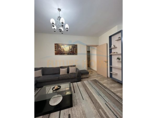 Tirane, jepet me qera apartament 2+1+Ballkon Kati 8, 98 m² 500 € (Unaza e Re)