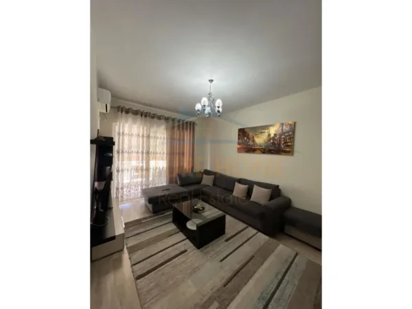 Tirane, jepet me qera apartament 2+1+Ballkon Kati 8, 98 m² 500 € (Unaza e Re)