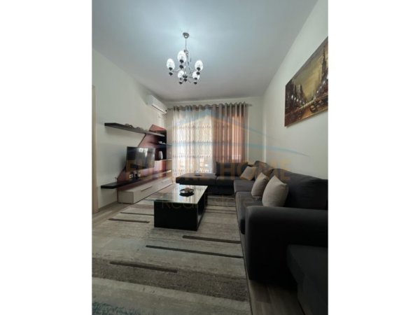 Tirane, jepet me qera apartament 2+1+Ballkon Kati 8, 98 m² 500 € (Unaza e Re)