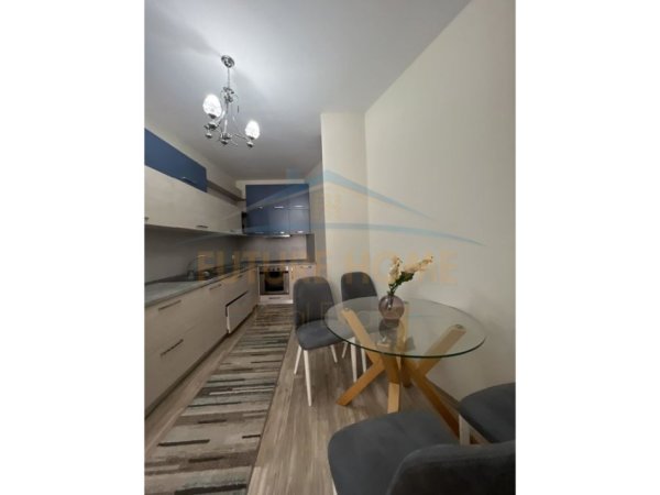 Tirane, jepet me qera apartament 2+1+Ballkon Kati 8, 98 m² 500 € (Unaza e Re)