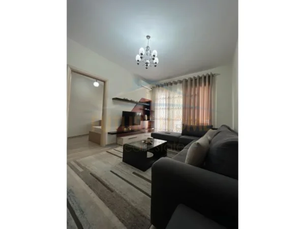 Tirane, jepet me qera apartament 2+1+Ballkon Kati 8, 98 m² 500 € (Unaza e Re)