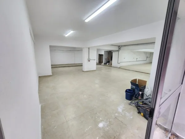 Tirane, jepet me qera ambjent biznesi Kati -1, 340 m² 1.300 € (YZBERISHT)