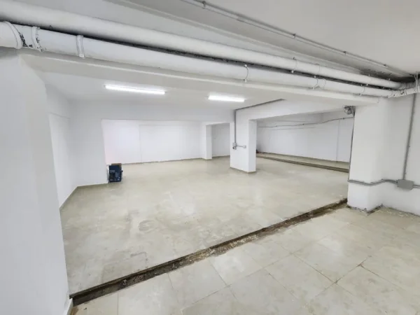 Tirane, jepet me qera ambjent biznesi Kati -1, 340 m² 1.300 € (YZBERISHT)