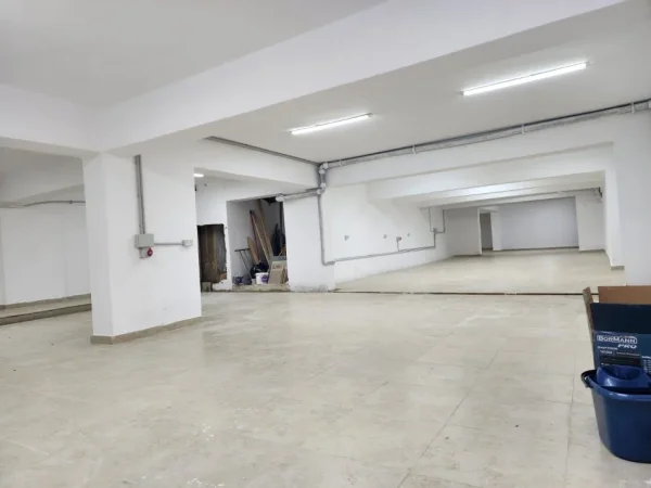Tirane, jepet me qera ambjent biznesi Kati -1, 340 m² 1.300 € (YZBERISHT)