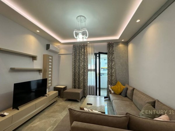 Tirane, jepet me qera apartament 1+1 Kati 4, 72 m² 700 € (Square 21)