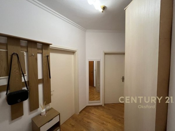 Tirane, jepet me qera apartament 1+1+Ballkon Kati 2, 77 m² 500 € (Prane Bar Famed)