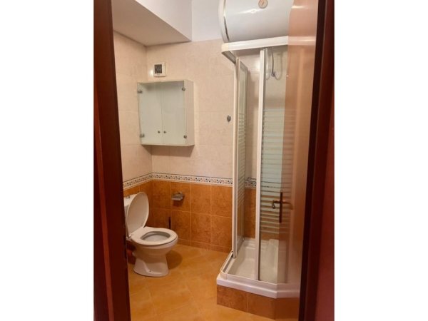 Tirane, jepet me qera apartament 2+1+Aneks+Ballkon Kati 9, 98 m² 600 € (Rr. e Kavajes)