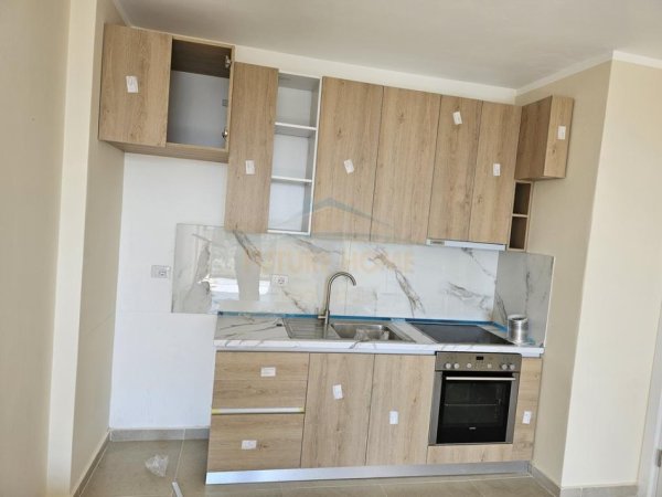 Tirane, jepet me qera apartament 1+1+Aneks+Ballkon Kati 2, 72 m² 350 € (RRUGA 5 MAJ)