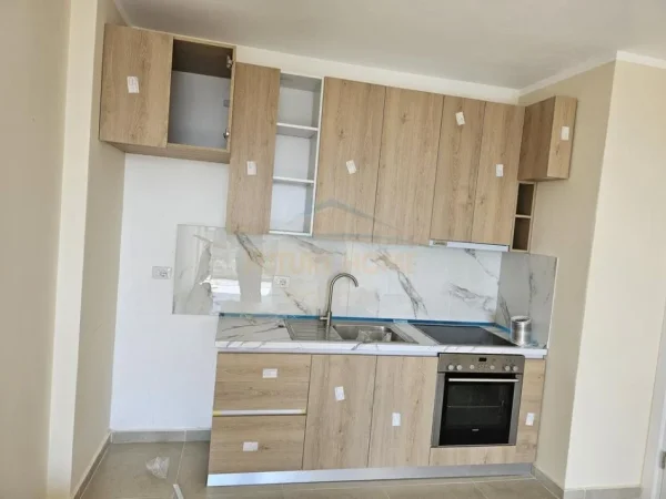 Tirane, jepet me qera apartament 1+1+Aneks+Ballkon Kati 2, 72 m² 350 € (RRUGA 5 MAJ)