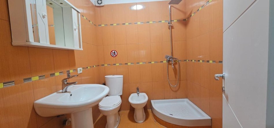 Tirane, jepet me qera apartament 1+1 Kati 2, 60 m² 600 € (Rruga Islam Alla)