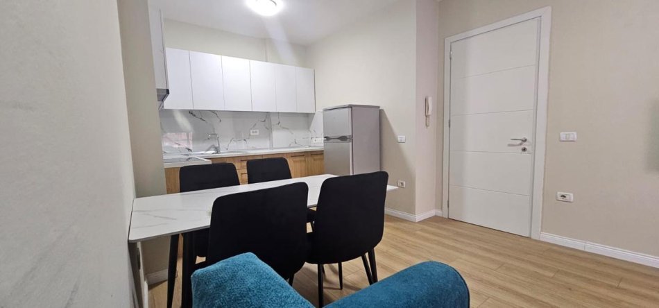Tirane, jepet me qera apartament 1+1 Kati 2, 60 m² 600 € (Rruga Islam Alla)