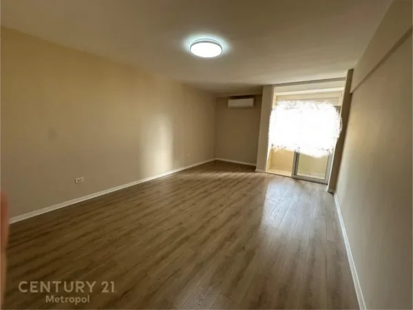 Tirane, jepet me qera ambjent biznesi Kati 4, 130 m² 1.300 € (Qender Tirane)