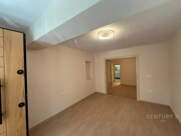 Tirane, jepet me qera ambjent biznesi Kati 1, 50 m² 1.000 € (Myslym Shyri)