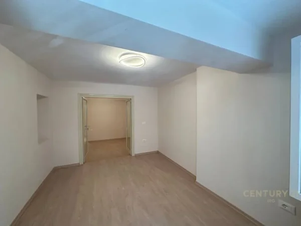 Tirane, jepet me qera ambjent biznesi Kati 1, 50 m² 1.000 € (Myslym Shyri)