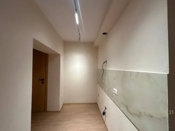 Tirane, jepet me qera ambjent biznesi Kati 1, 50 m² 1.000 € (Myslym Shyri)