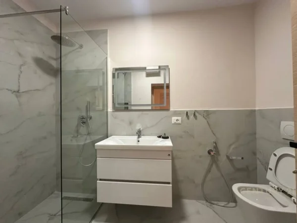 Tirane, jepet me qera ambjent biznesi Kati 1, 50 m² 1.000 € (Myslym Shyri)