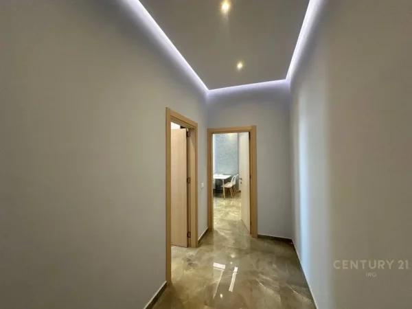 Tirane, jepet me qera apartament 1+1 Kati 4, 72 m² 700 € (Square21)