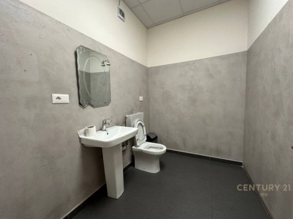 Tirane, jepet me qera ambjent biznesi Kati 0, 200 m² 2.000 € (Kopshti Zologjik)