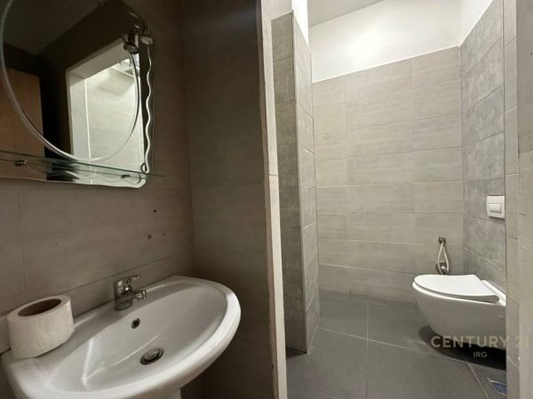 Tirane, jepet me qera ambjent biznesi Kati 0, 200 m² 2.000 € (Kopshti Zologjik)